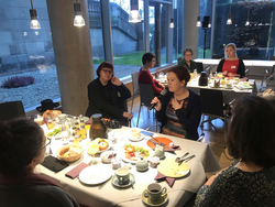 Parlamentarisches Frühstück Bündnis Istanbul Konvention Frau mit Mikro spricht beim Parlamentarischen frühstück, FHK-Geschäftsführerin Heike Herold hört interessiert zu