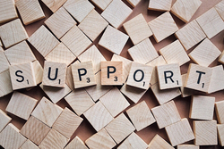 Support bei häuslicher Gewalt, Quelle: Wokandapix,Pixabay Scrabblesteine, die zum Wort "Support" zusammengefügt sind