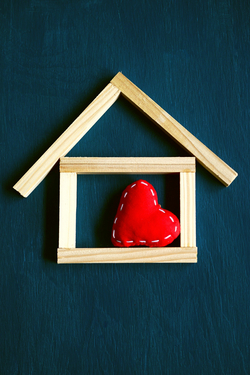 Quelle: Pixabay, Congerdesign Haus aus Stöcken, in der rechten unteren Ecke liegt ein Herz